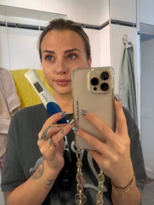 Kelly Vedovelli Instagram - 🤰🏼 💫 c’est réel vous pensez ?