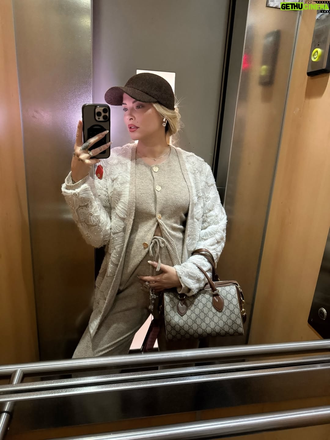 Kelly Vedovelli - 35.7K Likes - 🤰🏼 💫 c’est réel vous pensez ?