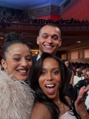 Kerry Washington Instagram - It’s a family reunion 😜 at the @naacpimageawards 
(Missing you @tonygoldwyn 🧑‍🧑‍🧒‍🧒)
