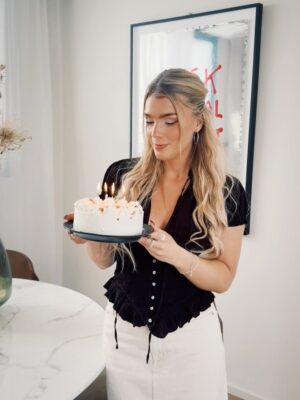 Keyyo Instagram - Idag fyller jag år! 🥳🎂Önskar mig en snällare värld, en yacht och en hund! Är det så mycket begärt???