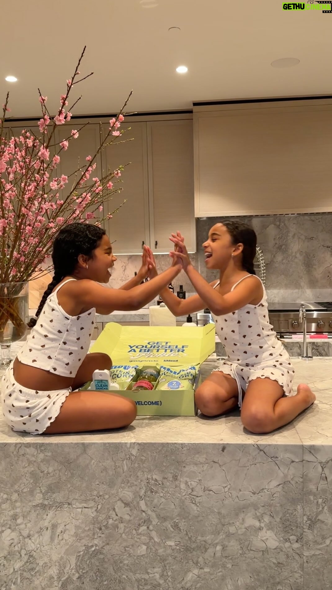 Khloé Kardashian - 35.9K Likes - Snack combo of our dreams = Dill Pickle Khloud   Hot Girl Pickles💚🤝

Purchase a bag of Khloud's new Dill Pickle Protein Popcorn on @gopuff and get a limited-edition Khloud x Gopuff hand sanitizer for free, available at select locations and while supplies last!