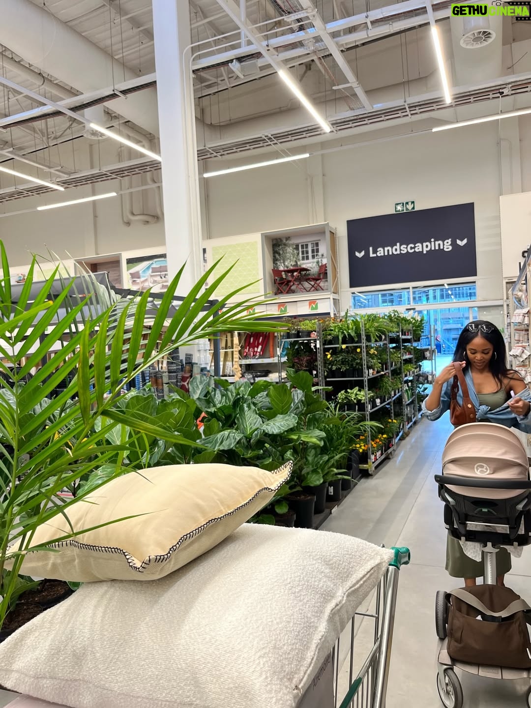 Khosi Ngema - 118.1K Likes - It’s been a tiiiiiime🥹😩🥰

Finding pleasure and beauty in the little things these days. Truly taking things one day at a time because there is literally no other way over here kwa-new motherhood😂😅. Feeling inspired to create in new ways. Love it here! 

PS. you are love, you are light!🤍🧿
