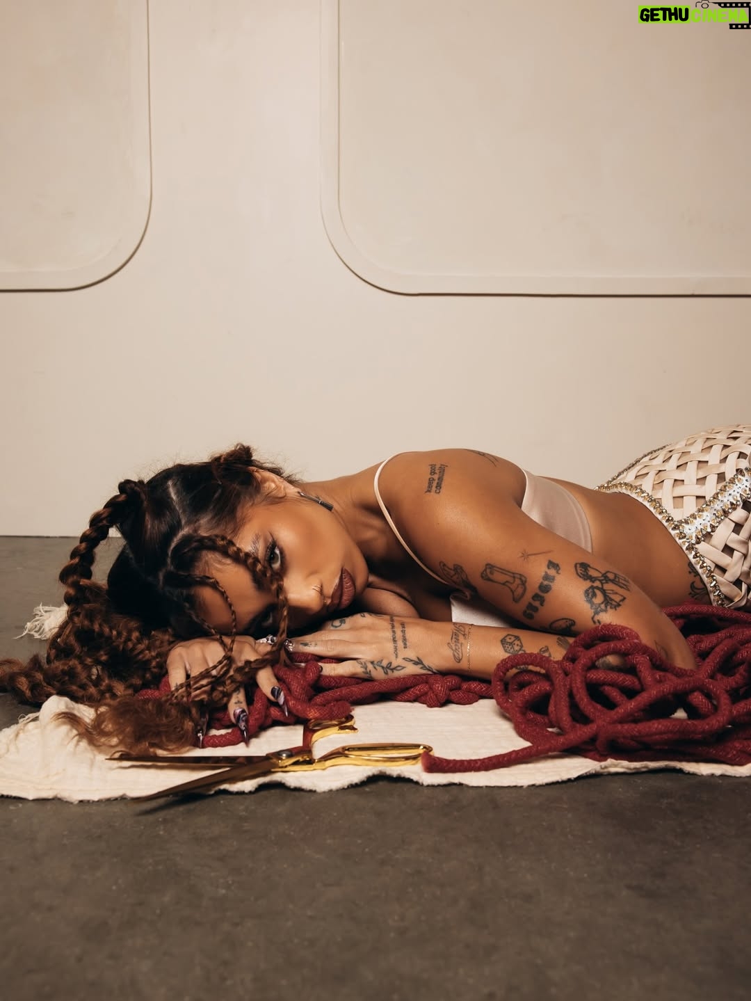 Kiana Ledé - 11.3K Likes - Cut ties has been such an important project for me bc these songs all represent a time where I had to decide what was servin me in my life. I hold onto relationships for way too long bc im a loyal bitch but im so good at cuttin people off once I feel betrayed in any way. I live in a world of extremes and sometimes it shocks people how easy I make it seem. While makin this album, I was processin whether that’s a toxic trait or not. That was only a part of the process.  And now I realize sometimes just cuttin them off doesn’t feel harsh enough for me… but we’ll talk about that another time 🩸✂️🤍
#CutTiesDeluxe out now! #LinkInBio