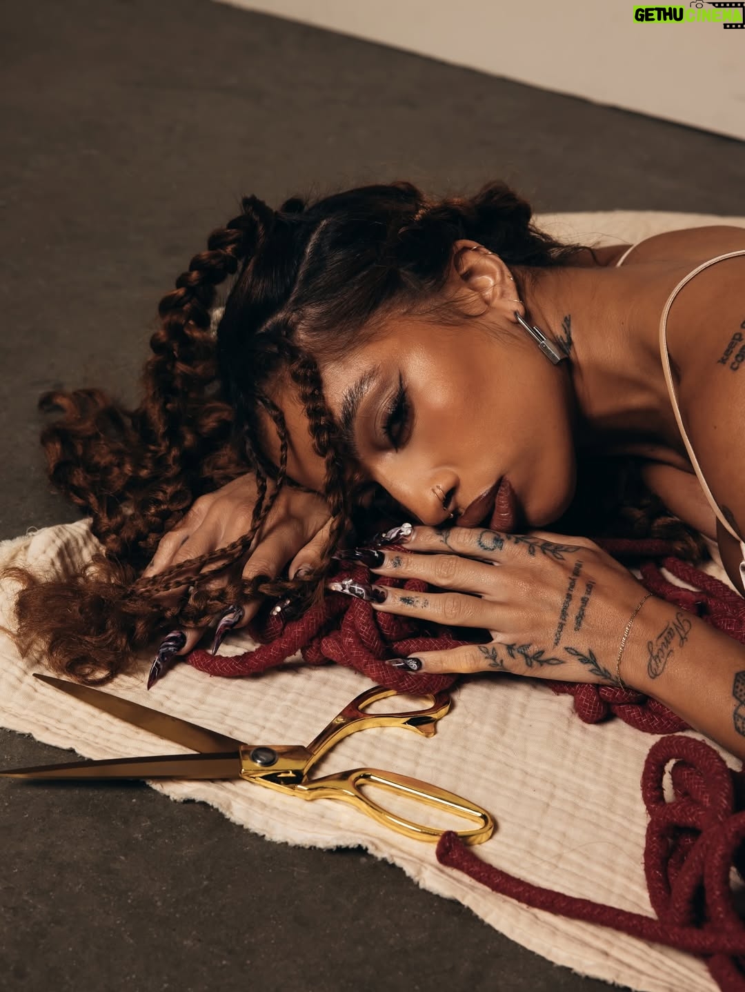 Kiana Ledé - 11.3K Likes - Cut ties has been such an important project for me bc these songs all represent a time where I had to decide what was servin me in my life. I hold onto relationships for way too long bc im a loyal bitch but im so good at cuttin people off once I feel betrayed in any way. I live in a world of extremes and sometimes it shocks people how easy I make it seem. While makin this album, I was processin whether that’s a toxic trait or not. That was only a part of the process.  And now I realize sometimes just cuttin them off doesn’t feel harsh enough for me… but we’ll talk about that another time 🩸✂️🤍
#CutTiesDeluxe out now! #LinkInBio
