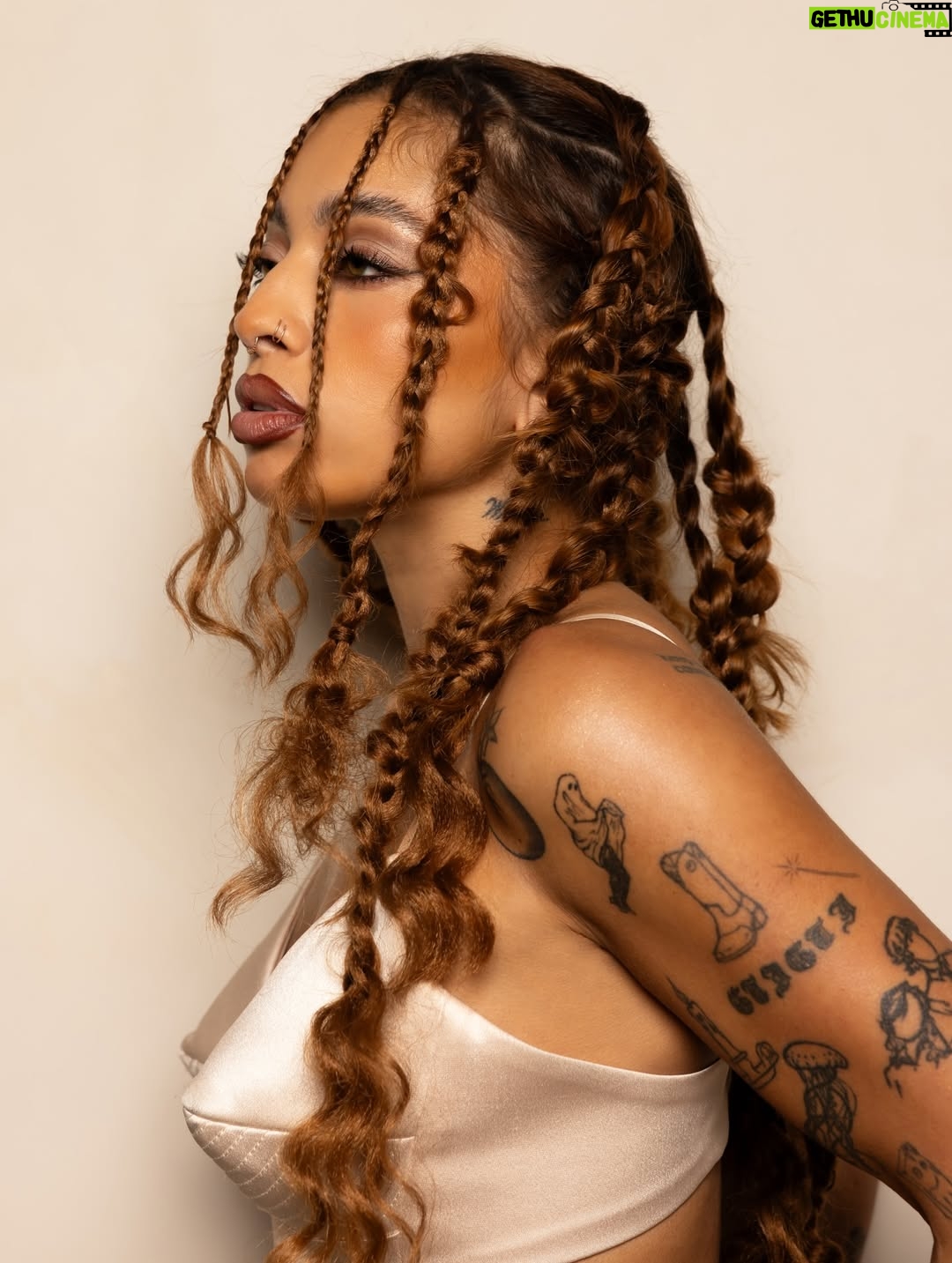 Kiana Ledé - 7.6K Likes - Jury visualiza is out now 🩸✂️🤍 #CutTiesDeluxe
#linkinbio