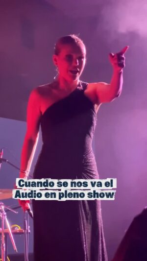 Kika Edgar Instagram - Cosas que pasan en un show en vivo! 😅
Gracias Los Cabos por no dejar de cantar 🎤❤️
Pasamos una noche increíble 🥰