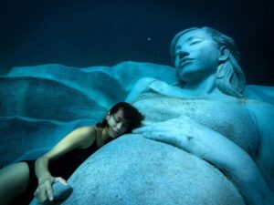 Kiko Mizuhara Instagram - このたび、私の大好きな徳之島の海に誕生した
Jason Decaires Taylor @jasondecairestaylor の
⽔中彫刻「オーシャン・ガイア」という特別なプロジェクトに参加できたことを、心から光栄に思います🌊🤍

このプロジェクトは、構想から完成まで
約2年間にわたって準備を重ねてきたもの。
たくさんの方々の想いと力が重なって、
この日を迎えることができました。

作品は、岸からほど近い徳之島の沖合・水深5メートルの海底に静かに横たわる彫刻で、私の穏やかな表情をかたどってつくられています。高さ2メートル、幅5.5メートル、重量45トン。日本で初めてとなる本格的な水中彫刻です。

サンゴ礁の一部として設置され、外周には魚や海の生きものたちが自由に出入りできる開口部があり、アートでありながら新しい生態系の“住処”にもなっています。
やわらかく渦を描くフォルムは、 アマミホシゾラフグ がつくる精巧な砂模様や、島の山並みをモチーフにしています。

高い出生率と長寿で知られる徳之島。
島の中央に連なる山脈は妊婦の姿を思わせる優しいシルエットで、この島の自然と「命」のイメージは作品と深く響き合っています🌬️

「オーシャン・ガイア」は、母なる地球＝ガイアの神話から
インスピレーションを受け、人と海、
そして命の循環を結び直す象徴として誕生しました🌿

近年、島を離れる若者が増える中、この作品が若い世代に海や自然、文化への関心を呼び起こし、未来へとつながるきっかけになることを願っています。そして、1人でも多くの方がこの作品をきっかけに海をもっと好きになり、自然に目を向けてくれたらうれしいです❤️

海の中で「オーシャン・ガイア」が海とともに呼吸をはじめた特別な瞬間に立ち会えたことは、一生忘れられない誕生日の思い出です。

この海に静かに息づき、サンゴや生きものたちの住処になり、長い時間をかけて物語を紡いでいく姿を楽しみにしています🌊✨

徳之島の皆さん、本当にありがとうございました❤️