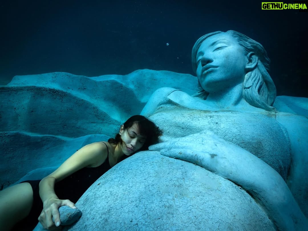 Kiko Mizuhara - 117.4K Likes - このたび、私の大好きな徳之島の海に誕生した
Jason Decaires Taylor @jasondecairestaylor の
⽔中彫刻「オーシャン・ガイア」という特別なプロジェクトに参加できたことを、心から光栄に思います🌊🤍

このプロジェクトは、構想から完成まで
約2年間にわたって準備を重ねてきたもの。
たくさんの方々の想いと力が重なって、
この日を迎えることができました。

作品は、岸からほど近い徳之島の沖合・水深5メートルの海底に静かに横たわる彫刻で、私の穏やかな表情をかたどってつくられています。高さ2メートル、幅5.5メートル、重量45トン。日本で初めてとなる本格的な水中彫刻です。

サンゴ礁の一部として設置され、外周には魚や海の生きものたちが自由に出入りできる開口部があり、アートでありながら新しい生態系の“住処”にもなっています。
やわらかく渦を描くフォルムは、 アマミホシゾラフグ がつくる精巧な砂模様や、島の山並みをモチーフにしています。

高い出生率と長寿で知られる徳之島。
島の中央に連なる山脈は妊婦の姿を思わせる優しいシルエットで、この島の自然と「命」のイメージは作品と深く響き合っています🌬️

「オーシャン・ガイア」は、母なる地球＝ガイアの神話から
インスピレーションを受け、人と海、
そして命の循環を結び直す象徴として誕生しました🌿

近年、島を離れる若者が増える中、この作品が若い世代に海や自然、文化への関心を呼び起こし、未来へとつながるきっかけになることを願っています。そして、1人でも多くの方がこの作品をきっかけに海をもっと好きになり、自然に目を向けてくれたらうれしいです❤️

海の中で「オーシャン・ガイア」が海とともに呼吸をはじめた特別な瞬間に立ち会えたことは、一生忘れられない誕生日の思い出です。

この海に静かに息づき、サンゴや生きものたちの住処になり、長い時間をかけて物語を紡いでいく姿を楽しみにしています🌊✨

徳之島の皆さん、本当にありがとうございました❤️