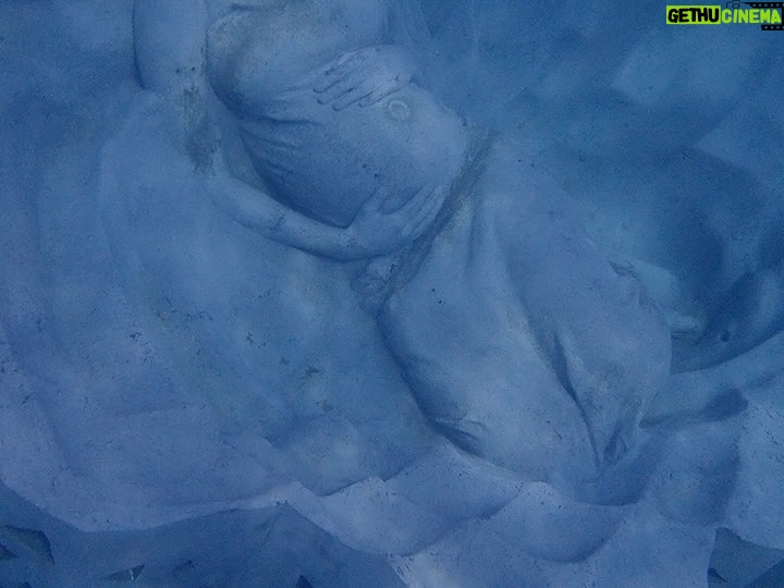 Kiko Mizuhara - 117.4K Likes - このたび、私の大好きな徳之島の海に誕生した
Jason Decaires Taylor @jasondecairestaylor の
⽔中彫刻「オーシャン・ガイア」という特別なプロジェクトに参加できたことを、心から光栄に思います🌊🤍

このプロジェクトは、構想から完成まで
約2年間にわたって準備を重ねてきたもの。
たくさんの方々の想いと力が重なって、
この日を迎えることができました。

作品は、岸からほど近い徳之島の沖合・水深5メートルの海底に静かに横たわる彫刻で、私の穏やかな表情をかたどってつくられています。高さ2メートル、幅5.5メートル、重量45トン。日本で初めてとなる本格的な水中彫刻です。

サンゴ礁の一部として設置され、外周には魚や海の生きものたちが自由に出入りできる開口部があり、アートでありながら新しい生態系の“住処”にもなっています。
やわらかく渦を描くフォルムは、 アマミホシゾラフグ がつくる精巧な砂模様や、島の山並みをモチーフにしています。

高い出生率と長寿で知られる徳之島。
島の中央に連なる山脈は妊婦の姿を思わせる優しいシルエットで、この島の自然と「命」のイメージは作品と深く響き合っています🌬️

「オーシャン・ガイア」は、母なる地球＝ガイアの神話から
インスピレーションを受け、人と海、
そして命の循環を結び直す象徴として誕生しました🌿

近年、島を離れる若者が増える中、この作品が若い世代に海や自然、文化への関心を呼び起こし、未来へとつながるきっかけになることを願っています。そして、1人でも多くの方がこの作品をきっかけに海をもっと好きになり、自然に目を向けてくれたらうれしいです❤️

海の中で「オーシャン・ガイア」が海とともに呼吸をはじめた特別な瞬間に立ち会えたことは、一生忘れられない誕生日の思い出です。

この海に静かに息づき、サンゴや生きものたちの住処になり、長い時間をかけて物語を紡いでいく姿を楽しみにしています🌊✨

徳之島の皆さん、本当にありがとうございました❤️
