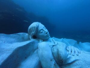 Kiko Mizuhara Instagram - このたび、私の大好きな徳之島の海に誕生した
Jason Decaires Taylor @jasondecairestaylor の
⽔中彫刻「オーシャン・ガイア」という特別なプロジェクトに参加できたことを、心から光栄に思います🌊🤍

このプロジェクトは、構想から完成まで
約2年間にわたって準備を重ねてきたもの。
たくさんの方々の想いと力が重なって、
この日を迎えることができました。

作品は、岸からほど近い徳之島の沖合・水深5メートルの海底に静かに横たわる彫刻で、私の穏やかな表情をかたどってつくられています。高さ2メートル、幅5.5メートル、重量45トン。日本で初めてとなる本格的な水中彫刻です。

サンゴ礁の一部として設置され、外周には魚や海の生きものたちが自由に出入りできる開口部があり、アートでありながら新しい生態系の“住処”にもなっています。
やわらかく渦を描くフォルムは、 アマミホシゾラフグ がつくる精巧な砂模様や、島の山並みをモチーフにしています。

高い出生率と長寿で知られる徳之島。
島の中央に連なる山脈は妊婦の姿を思わせる優しいシルエットで、この島の自然と「命」のイメージは作品と深く響き合っています🌬️

「オーシャン・ガイア」は、母なる地球＝ガイアの神話から
インスピレーションを受け、人と海、
そして命の循環を結び直す象徴として誕生しました🌿

近年、島を離れる若者が増える中、この作品が若い世代に海や自然、文化への関心を呼び起こし、未来へとつながるきっかけになることを願っています。そして、1人でも多くの方がこの作品をきっかけに海をもっと好きになり、自然に目を向けてくれたらうれしいです❤️

海の中で「オーシャン・ガイア」が海とともに呼吸をはじめた特別な瞬間に立ち会えたことは、一生忘れられない誕生日の思い出です。

この海に静かに息づき、サンゴや生きものたちの住処になり、長い時間をかけて物語を紡いでいく姿を楽しみにしています🌊✨

徳之島の皆さん、本当にありがとうございました❤️