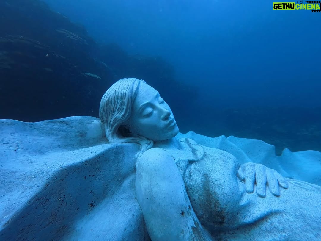 Kiko Mizuhara - 117.4K Likes - このたび、私の大好きな徳之島の海に誕生した
Jason Decaires Taylor @jasondecairestaylor の
⽔中彫刻「オーシャン・ガイア」という特別なプロジェクトに参加できたことを、心から光栄に思います🌊🤍

このプロジェクトは、構想から完成まで
約2年間にわたって準備を重ねてきたもの。
たくさんの方々の想いと力が重なって、
この日を迎えることができました。

作品は、岸からほど近い徳之島の沖合・水深5メートルの海底に静かに横たわる彫刻で、私の穏やかな表情をかたどってつくられています。高さ2メートル、幅5.5メートル、重量45トン。日本で初めてとなる本格的な水中彫刻です。

サンゴ礁の一部として設置され、外周には魚や海の生きものたちが自由に出入りできる開口部があり、アートでありながら新しい生態系の“住処”にもなっています。
やわらかく渦を描くフォルムは、 アマミホシゾラフグ がつくる精巧な砂模様や、島の山並みをモチーフにしています。

高い出生率と長寿で知られる徳之島。
島の中央に連なる山脈は妊婦の姿を思わせる優しいシルエットで、この島の自然と「命」のイメージは作品と深く響き合っています🌬️

「オーシャン・ガイア」は、母なる地球＝ガイアの神話から
インスピレーションを受け、人と海、
そして命の循環を結び直す象徴として誕生しました🌿

近年、島を離れる若者が増える中、この作品が若い世代に海や自然、文化への関心を呼び起こし、未来へとつながるきっかけになることを願っています。そして、1人でも多くの方がこの作品をきっかけに海をもっと好きになり、自然に目を向けてくれたらうれしいです❤️

海の中で「オーシャン・ガイア」が海とともに呼吸をはじめた特別な瞬間に立ち会えたことは、一生忘れられない誕生日の思い出です。

この海に静かに息づき、サンゴや生きものたちの住処になり、長い時間をかけて物語を紡いでいく姿を楽しみにしています🌊✨

徳之島の皆さん、本当にありがとうございました❤️