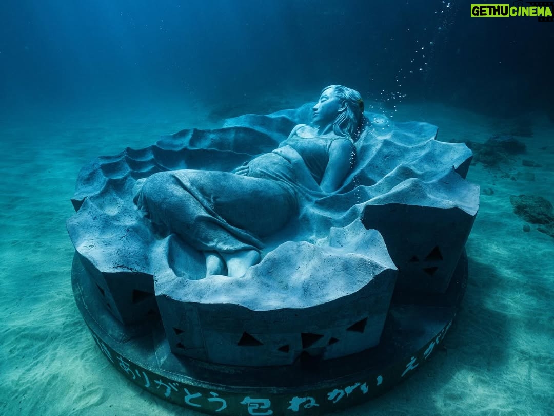 Kiko Mizuhara - 117.4K Likes - このたび、私の大好きな徳之島の海に誕生した
Jason Decaires Taylor @jasondecairestaylor の
⽔中彫刻「オーシャン・ガイア」という特別なプロジェクトに参加できたことを、心から光栄に思います🌊🤍

このプロジェクトは、構想から完成まで
約2年間にわたって準備を重ねてきたもの。
たくさんの方々の想いと力が重なって、
この日を迎えることができました。

作品は、岸からほど近い徳之島の沖合・水深5メートルの海底に静かに横たわる彫刻で、私の穏やかな表情をかたどってつくられています。高さ2メートル、幅5.5メートル、重量45トン。日本で初めてとなる本格的な水中彫刻です。

サンゴ礁の一部として設置され、外周には魚や海の生きものたちが自由に出入りできる開口部があり、アートでありながら新しい生態系の“住処”にもなっています。
やわらかく渦を描くフォルムは、 アマミホシゾラフグ がつくる精巧な砂模様や、島の山並みをモチーフにしています。

高い出生率と長寿で知られる徳之島。
島の中央に連なる山脈は妊婦の姿を思わせる優しいシルエットで、この島の自然と「命」のイメージは作品と深く響き合っています🌬️

「オーシャン・ガイア」は、母なる地球＝ガイアの神話から
インスピレーションを受け、人と海、
そして命の循環を結び直す象徴として誕生しました🌿

近年、島を離れる若者が増える中、この作品が若い世代に海や自然、文化への関心を呼び起こし、未来へとつながるきっかけになることを願っています。そして、1人でも多くの方がこの作品をきっかけに海をもっと好きになり、自然に目を向けてくれたらうれしいです❤️

海の中で「オーシャン・ガイア」が海とともに呼吸をはじめた特別な瞬間に立ち会えたことは、一生忘れられない誕生日の思い出です。

この海に静かに息づき、サンゴや生きものたちの住処になり、長い時間をかけて物語を紡いでいく姿を楽しみにしています🌊✨

徳之島の皆さん、本当にありがとうございました❤️