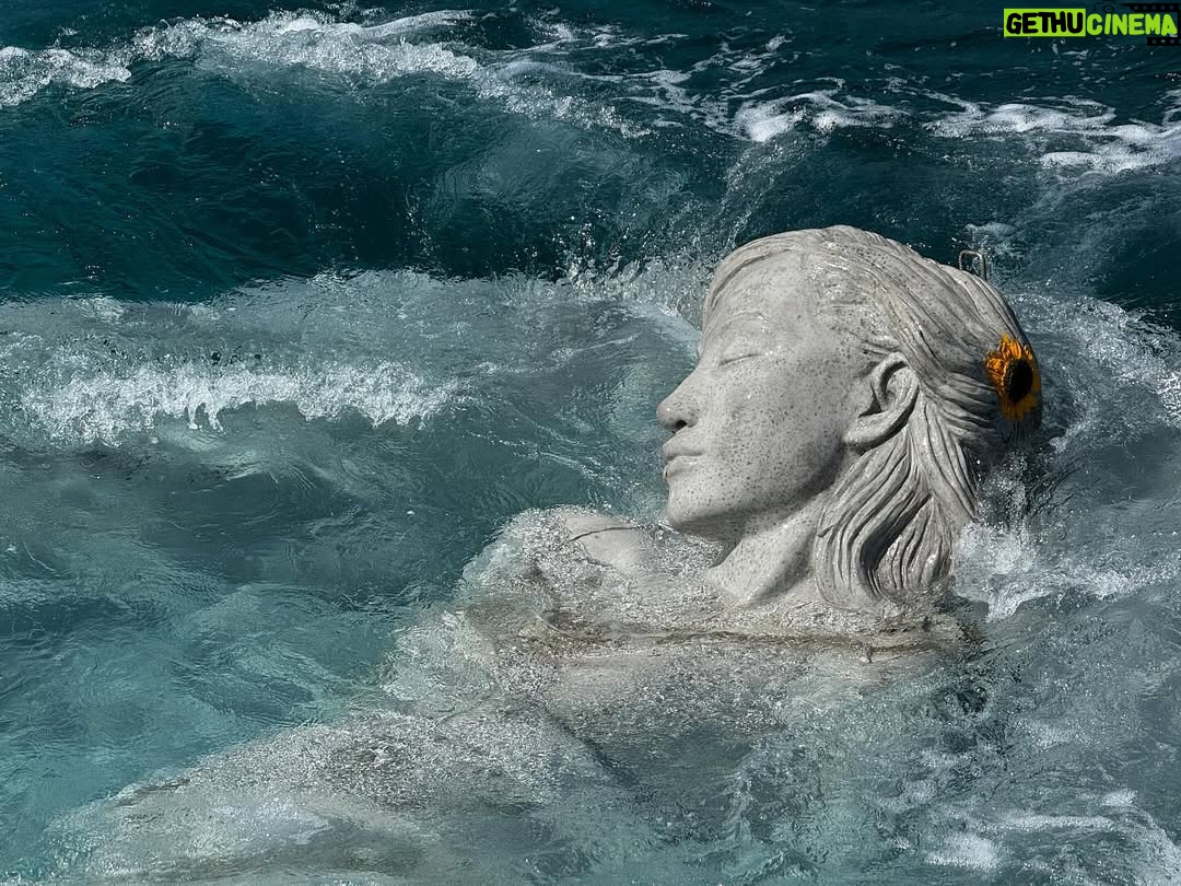 Kiko Mizuhara - 117.4K Likes - このたび、私の大好きな徳之島の海に誕生した
Jason Decaires Taylor @jasondecairestaylor の
⽔中彫刻「オーシャン・ガイア」という特別なプロジェクトに参加できたことを、心から光栄に思います🌊🤍

このプロジェクトは、構想から完成まで
約2年間にわたって準備を重ねてきたもの。
たくさんの方々の想いと力が重なって、
この日を迎えることができました。

作品は、岸からほど近い徳之島の沖合・水深5メートルの海底に静かに横たわる彫刻で、私の穏やかな表情をかたどってつくられています。高さ2メートル、幅5.5メートル、重量45トン。日本で初めてとなる本格的な水中彫刻です。

サンゴ礁の一部として設置され、外周には魚や海の生きものたちが自由に出入りできる開口部があり、アートでありながら新しい生態系の“住処”にもなっています。
やわらかく渦を描くフォルムは、 アマミホシゾラフグ がつくる精巧な砂模様や、島の山並みをモチーフにしています。

高い出生率と長寿で知られる徳之島。
島の中央に連なる山脈は妊婦の姿を思わせる優しいシルエットで、この島の自然と「命」のイメージは作品と深く響き合っています🌬️

「オーシャン・ガイア」は、母なる地球＝ガイアの神話から
インスピレーションを受け、人と海、
そして命の循環を結び直す象徴として誕生しました🌿

近年、島を離れる若者が増える中、この作品が若い世代に海や自然、文化への関心を呼び起こし、未来へとつながるきっかけになることを願っています。そして、1人でも多くの方がこの作品をきっかけに海をもっと好きになり、自然に目を向けてくれたらうれしいです❤️

海の中で「オーシャン・ガイア」が海とともに呼吸をはじめた特別な瞬間に立ち会えたことは、一生忘れられない誕生日の思い出です。

この海に静かに息づき、サンゴや生きものたちの住処になり、長い時間をかけて物語を紡いでいく姿を楽しみにしています🌊✨

徳之島の皆さん、本当にありがとうございました❤️