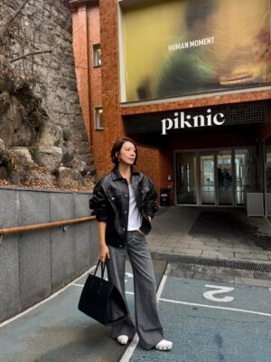 Kim Hee-ae Instagram - 저는 잘 모르지만, 너무 멋진 전시였어요!
끝나기 전에 가보길 잘했어요📸

#김희애 #KIMHEEAE @NEWBOTTEGA #제품제공