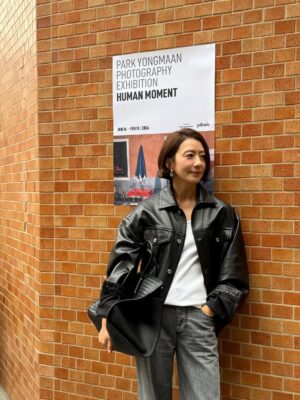 Kim Hee-ae Instagram - 저는 잘 모르지만, 너무 멋진 전시였어요!
끝나기 전에 가보길 잘했어요📸

#김희애 #KIMHEEAE @NEWBOTTEGA #제품제공