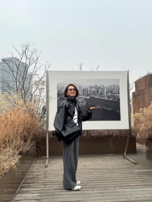 Kim Hee-ae Instagram - 저는 잘 모르지만, 너무 멋진 전시였어요!
끝나기 전에 가보길 잘했어요📸

#김희애 #KIMHEEAE @NEWBOTTEGA #제품제공