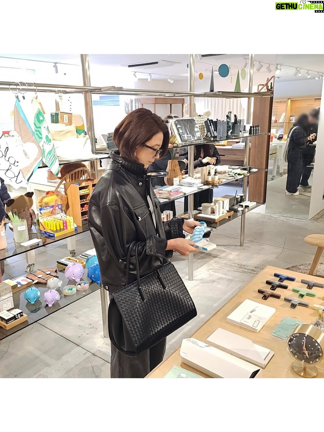 Kim Hee-ae - 24.6K Likes - 저는 잘 모르지만, 너무 멋진 전시였어요!
끝나기 전에 가보길 잘했어요📸

#김희애 #KIMHEEAE @NEWBOTTEGA #제품제공