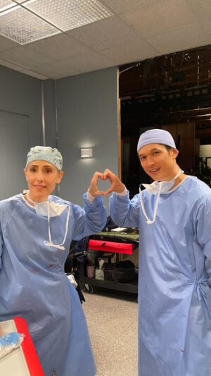 Kim Raver Instagram - @harryshumjr, you’re such a good sport 😂 Tune in tomorrow for a brand new episode of #GreysAnatomy 🫶