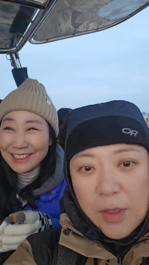 Kim Sook Instagram - 벌써 .... 참 빠르네요~~ 이러다가 2026년도 훅하니 가겠죠?? 알차게 살아봅시다^^
우리모두 건강하자 그리고 행복하자
새해 복 많이 받으세요!!!! 
#새해복많이받으세요 #라미란 #우정여행 #장혜진 #튀르키예
