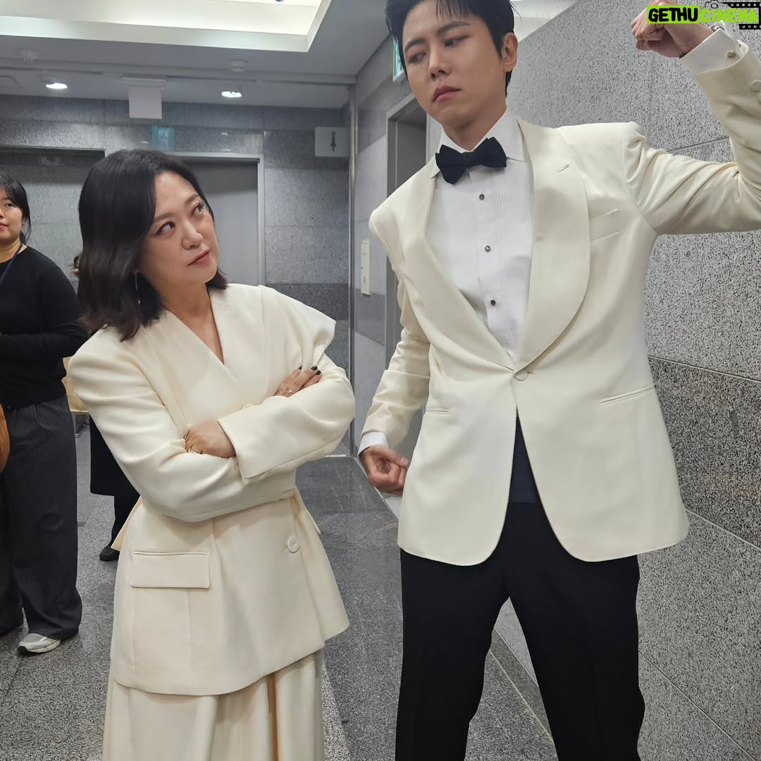 Kim Sook - 16.5K Likes - 어쩌다 보니 우재랑 커플룩!!
제작진들에게 고마움을 전합니다. 구해줘홈즈 7년,심야괴담회5년 올해는 놀면뭐하니 서울가요제까지 출연하면서 바쁜 한해를 보냈네요~ 
무한 사랑해주는 땡땡이들 실땡이들!!10년을 함께한 고지훈 매니저 김래영실장 수빈스타일리스트 노진영대표 강주봉부대표까지 보이지 않는곳에서 응원해준 주변인들 고마워요~ 
앗!!또 가족을 빼먹었네... 아빠! 천국에 있는 엄마!! 그리고 많은 언니들 사랑해요^^
#mbc연예대상