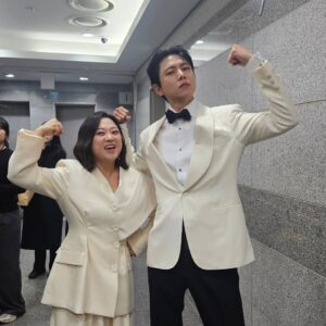 Kim Sook Instagram - 어쩌다 보니 우재랑 커플룩!!
제작진들에게 고마움을 전합니다. 구해줘홈즈 7년,심야괴담회5년 올해는 놀면뭐하니 서울가요제까지 출연하면서 바쁜 한해를 보냈네요~ 
무한 사랑해주는 땡땡이들 실땡이들!!10년을 함께한 고지훈 매니저 김래영실장 수빈스타일리스트 노진영대표 강주봉부대표까지 보이지 않는곳에서 응원해준 주변인들 고마워요~ 
앗!!또 가족을 빼먹었네... 아빠! 천국에 있는 엄마!! 그리고 많은 언니들 사랑해요^^
#mbc연예대상