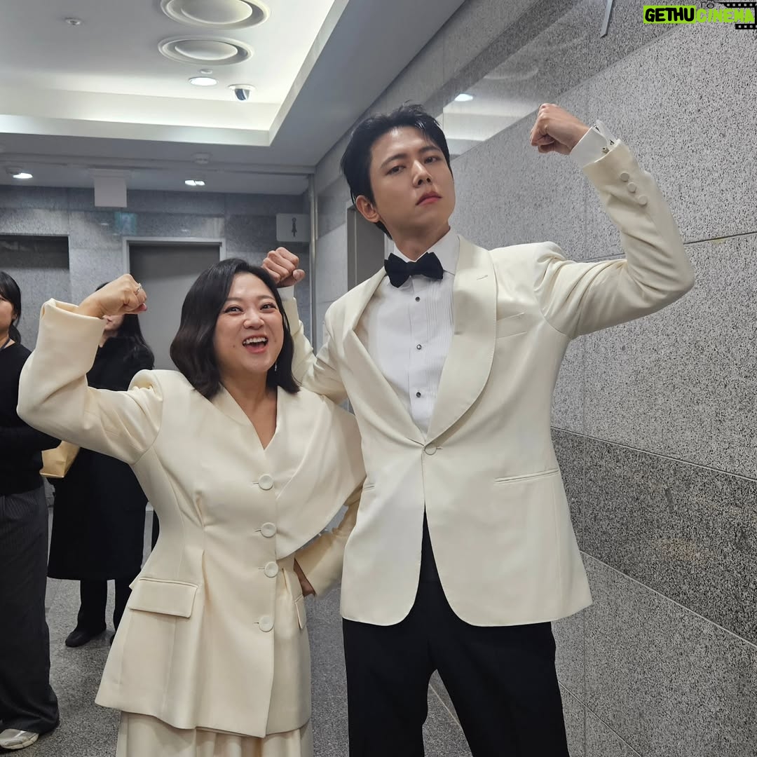 Kim Sook - 16.5K Likes - 어쩌다 보니 우재랑 커플룩!!
제작진들에게 고마움을 전합니다. 구해줘홈즈 7년,심야괴담회5년 올해는 놀면뭐하니 서울가요제까지 출연하면서 바쁜 한해를 보냈네요~ 
무한 사랑해주는 땡땡이들 실땡이들!!10년을 함께한 고지훈 매니저 김래영실장 수빈스타일리스트 노진영대표 강주봉부대표까지 보이지 않는곳에서 응원해준 주변인들 고마워요~ 
앗!!또 가족을 빼먹었네... 아빠! 천국에 있는 엄마!! 그리고 많은 언니들 사랑해요^^
#mbc연예대상