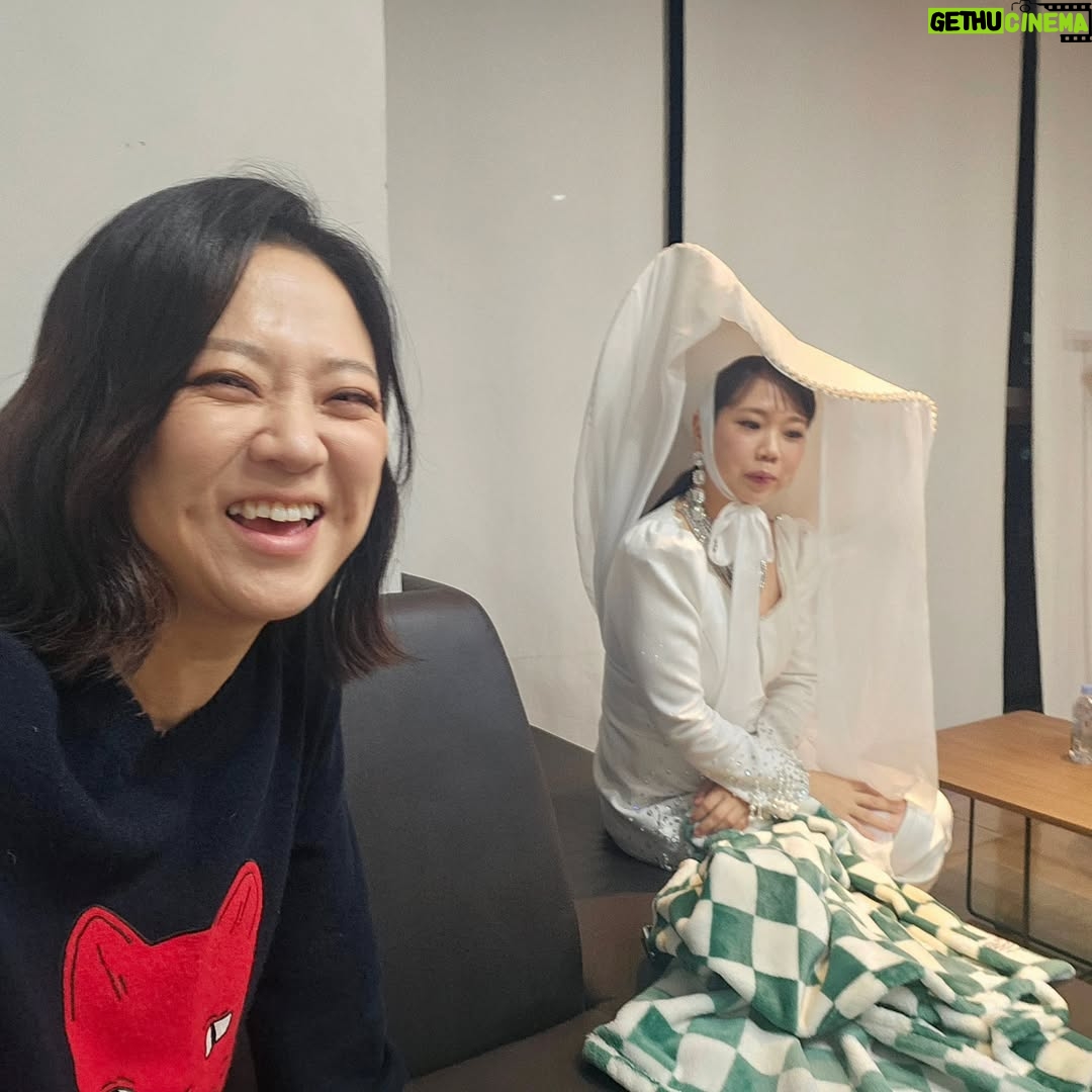 Kim Sook - 16.5K Likes - 어쩌다 보니 우재랑 커플룩!!
제작진들에게 고마움을 전합니다. 구해줘홈즈 7년,심야괴담회5년 올해는 놀면뭐하니 서울가요제까지 출연하면서 바쁜 한해를 보냈네요~ 
무한 사랑해주는 땡땡이들 실땡이들!!10년을 함께한 고지훈 매니저 김래영실장 수빈스타일리스트 노진영대표 강주봉부대표까지 보이지 않는곳에서 응원해준 주변인들 고마워요~ 
앗!!또 가족을 빼먹었네... 아빠! 천국에 있는 엄마!! 그리고 많은 언니들 사랑해요^^
#mbc연예대상