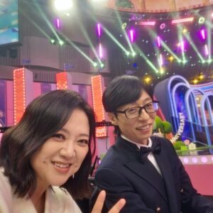 Kim Sook Instagram - 어쩌다 보니 우재랑 커플룩!!
제작진들에게 고마움을 전합니다. 구해줘홈즈 7년,심야괴담회5년 올해는 놀면뭐하니 서울가요제까지 출연하면서 바쁜 한해를 보냈네요~ 
무한 사랑해주는 땡땡이들 실땡이들!!10년을 함께한 고지훈 매니저 김래영실장 수빈스타일리스트 노진영대표 강주봉부대표까지 보이지 않는곳에서 응원해준 주변인들 고마워요~ 
앗!!또 가족을 빼먹었네... 아빠! 천국에 있는 엄마!! 그리고 많은 언니들 사랑해요^^
#mbc연예대상