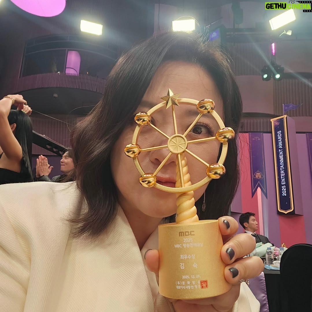 Kim Sook - 16.5K Likes - 어쩌다 보니 우재랑 커플룩!!
제작진들에게 고마움을 전합니다. 구해줘홈즈 7년,심야괴담회5년 올해는 놀면뭐하니 서울가요제까지 출연하면서 바쁜 한해를 보냈네요~ 
무한 사랑해주는 땡땡이들 실땡이들!!10년을 함께한 고지훈 매니저 김래영실장 수빈스타일리스트 노진영대표 강주봉부대표까지 보이지 않는곳에서 응원해준 주변인들 고마워요~ 
앗!!또 가족을 빼먹었네... 아빠! 천국에 있는 엄마!! 그리고 많은 언니들 사랑해요^^
#mbc연예대상