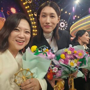 Kim Sook Instagram - 어쩌다 보니 우재랑 커플룩!!
제작진들에게 고마움을 전합니다. 구해줘홈즈 7년,심야괴담회5년 올해는 놀면뭐하니 서울가요제까지 출연하면서 바쁜 한해를 보냈네요~ 
무한 사랑해주는 땡땡이들 실땡이들!!10년을 함께한 고지훈 매니저 김래영실장 수빈스타일리스트 노진영대표 강주봉부대표까지 보이지 않는곳에서 응원해준 주변인들 고마워요~ 
앗!!또 가족을 빼먹었네... 아빠! 천국에 있는 엄마!! 그리고 많은 언니들 사랑해요^^
#mbc연예대상