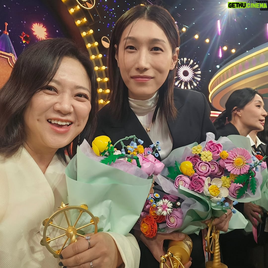 Kim Sook - 16.5K Likes - 어쩌다 보니 우재랑 커플룩!!
제작진들에게 고마움을 전합니다. 구해줘홈즈 7년,심야괴담회5년 올해는 놀면뭐하니 서울가요제까지 출연하면서 바쁜 한해를 보냈네요~ 
무한 사랑해주는 땡땡이들 실땡이들!!10년을 함께한 고지훈 매니저 김래영실장 수빈스타일리스트 노진영대표 강주봉부대표까지 보이지 않는곳에서 응원해준 주변인들 고마워요~ 
앗!!또 가족을 빼먹었네... 아빠! 천국에 있는 엄마!! 그리고 많은 언니들 사랑해요^^
#mbc연예대상