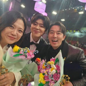 Kim Sook Instagram - 어쩌다 보니 우재랑 커플룩!!
제작진들에게 고마움을 전합니다. 구해줘홈즈 7년,심야괴담회5년 올해는 놀면뭐하니 서울가요제까지 출연하면서 바쁜 한해를 보냈네요~ 
무한 사랑해주는 땡땡이들 실땡이들!!10년을 함께한 고지훈 매니저 김래영실장 수빈스타일리스트 노진영대표 강주봉부대표까지 보이지 않는곳에서 응원해준 주변인들 고마워요~ 
앗!!또 가족을 빼먹었네... 아빠! 천국에 있는 엄마!! 그리고 많은 언니들 사랑해요^^
#mbc연예대상