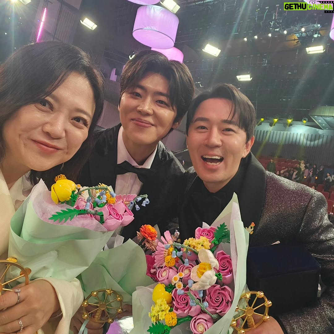 Kim Sook - 16.5K Likes - 어쩌다 보니 우재랑 커플룩!!
제작진들에게 고마움을 전합니다. 구해줘홈즈 7년,심야괴담회5년 올해는 놀면뭐하니 서울가요제까지 출연하면서 바쁜 한해를 보냈네요~ 
무한 사랑해주는 땡땡이들 실땡이들!!10년을 함께한 고지훈 매니저 김래영실장 수빈스타일리스트 노진영대표 강주봉부대표까지 보이지 않는곳에서 응원해준 주변인들 고마워요~ 
앗!!또 가족을 빼먹었네... 아빠! 천국에 있는 엄마!! 그리고 많은 언니들 사랑해요^^
#mbc연예대상