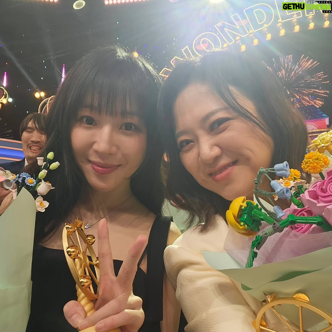 Kim Sook - 16.5K Likes - 어쩌다 보니 우재랑 커플룩!!
제작진들에게 고마움을 전합니다. 구해줘홈즈 7년,심야괴담회5년 올해는 놀면뭐하니 서울가요제까지 출연하면서 바쁜 한해를 보냈네요~ 
무한 사랑해주는 땡땡이들 실땡이들!!10년을 함께한 고지훈 매니저 김래영실장 수빈스타일리스트 노진영대표 강주봉부대표까지 보이지 않는곳에서 응원해준 주변인들 고마워요~ 
앗!!또 가족을 빼먹었네... 아빠! 천국에 있는 엄마!! 그리고 많은 언니들 사랑해요^^
#mbc연예대상