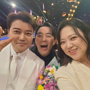 Kim Sook Instagram - 어쩌다 보니 우재랑 커플룩!!
제작진들에게 고마움을 전합니다. 구해줘홈즈 7년,심야괴담회5년 올해는 놀면뭐하니 서울가요제까지 출연하면서 바쁜 한해를 보냈네요~ 
무한 사랑해주는 땡땡이들 실땡이들!!10년을 함께한 고지훈 매니저 김래영실장 수빈스타일리스트 노진영대표 강주봉부대표까지 보이지 않는곳에서 응원해준 주변인들 고마워요~ 
앗!!또 가족을 빼먹었네... 아빠! 천국에 있는 엄마!! 그리고 많은 언니들 사랑해요^^
#mbc연예대상