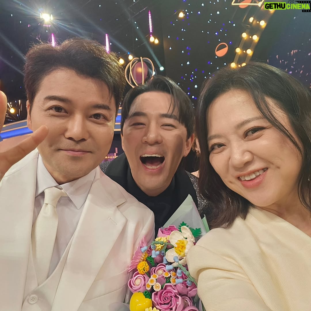 Kim Sook - 16.5K Likes - 어쩌다 보니 우재랑 커플룩!!
제작진들에게 고마움을 전합니다. 구해줘홈즈 7년,심야괴담회5년 올해는 놀면뭐하니 서울가요제까지 출연하면서 바쁜 한해를 보냈네요~ 
무한 사랑해주는 땡땡이들 실땡이들!!10년을 함께한 고지훈 매니저 김래영실장 수빈스타일리스트 노진영대표 강주봉부대표까지 보이지 않는곳에서 응원해준 주변인들 고마워요~ 
앗!!또 가족을 빼먹었네... 아빠! 천국에 있는 엄마!! 그리고 많은 언니들 사랑해요^^
#mbc연예대상