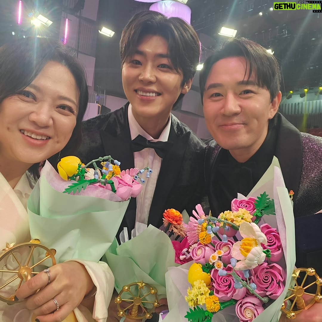 Kim Sook - 16.5K Likes - 어쩌다 보니 우재랑 커플룩!!
제작진들에게 고마움을 전합니다. 구해줘홈즈 7년,심야괴담회5년 올해는 놀면뭐하니 서울가요제까지 출연하면서 바쁜 한해를 보냈네요~ 
무한 사랑해주는 땡땡이들 실땡이들!!10년을 함께한 고지훈 매니저 김래영실장 수빈스타일리스트 노진영대표 강주봉부대표까지 보이지 않는곳에서 응원해준 주변인들 고마워요~ 
앗!!또 가족을 빼먹었네... 아빠! 천국에 있는 엄마!! 그리고 많은 언니들 사랑해요^^
#mbc연예대상