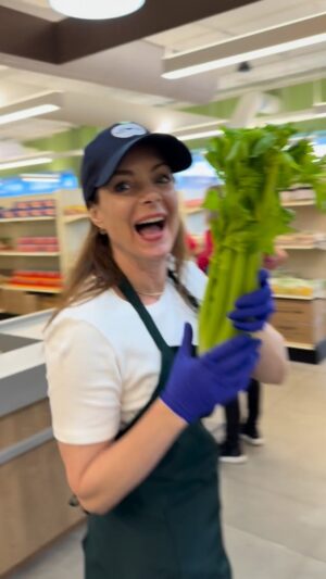 Kimberly Williams-Paisley Instagram - Volunteering at @thestore_nashville is a total blast! Last week I bagged and stacked celery, made “Cozy Kits” with tea, hot chocolate and cider, bundled flowers donated by my friend @melissafairwellons, and interacted with our grateful customers. Every time, I hear more stories from them about the way The Store has impacted their lives for the better, how it’s allowed them to get healthy, to feed their children, and to give back to their own communities.  And we have the most wonderful volunteers, who are a joy to work along side. Visit TheStore.org to learn more and sign up! We were voted the number one place to volunteer by @honashville last year! 💚💚💚
#foodinsecurity #loveatthecore #tennessee