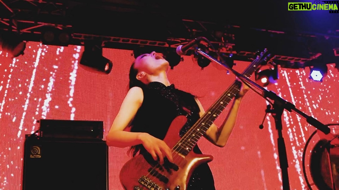 Kiyoshi - 5.9K Likes - This ending is so sick ⚡️ The key goes up a half-step near the end, so the riff is super tricky to play…
Open-string-heavy riffs? Totally brutal when the key goes up a half-step… I’m struggling here, lol
For the recording, I cheated a bit and tuned the bass up a half-step 😌

🎬 Kiyoshi - Merry-Go-Round
Watch the full video on YouTube:
https://youtu.be/XrfX0m0hOHw