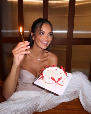 Klaudia El Dursi Instagram - Birthday Girl 🌸
Plan był taki żeby dzień minął cicho, niepostrzeżenie. Nie mało być tortów ani prezentów. Bliscy mieli jednak inne plany. DZIĘKUJĘ 🤍