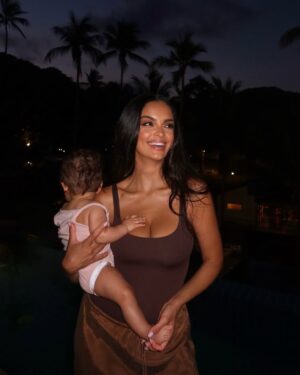 Klaudia El Dursi Instagram - Dziewczyny meldują się całe i zdrowe z Tajskiej ziemi. Za nami 32h podróży i ani jednego płaczu. Moja mała dziewczynka jest najdzielniejszą, kochaną istotką i zarażała wszystkich uśmiechem. 
Plan na najbliższe 1,5 miesiąca? Jeść dużo mango sticky rice i nagrać dla Was 13 sezon Hotelu Paradise 🤍
