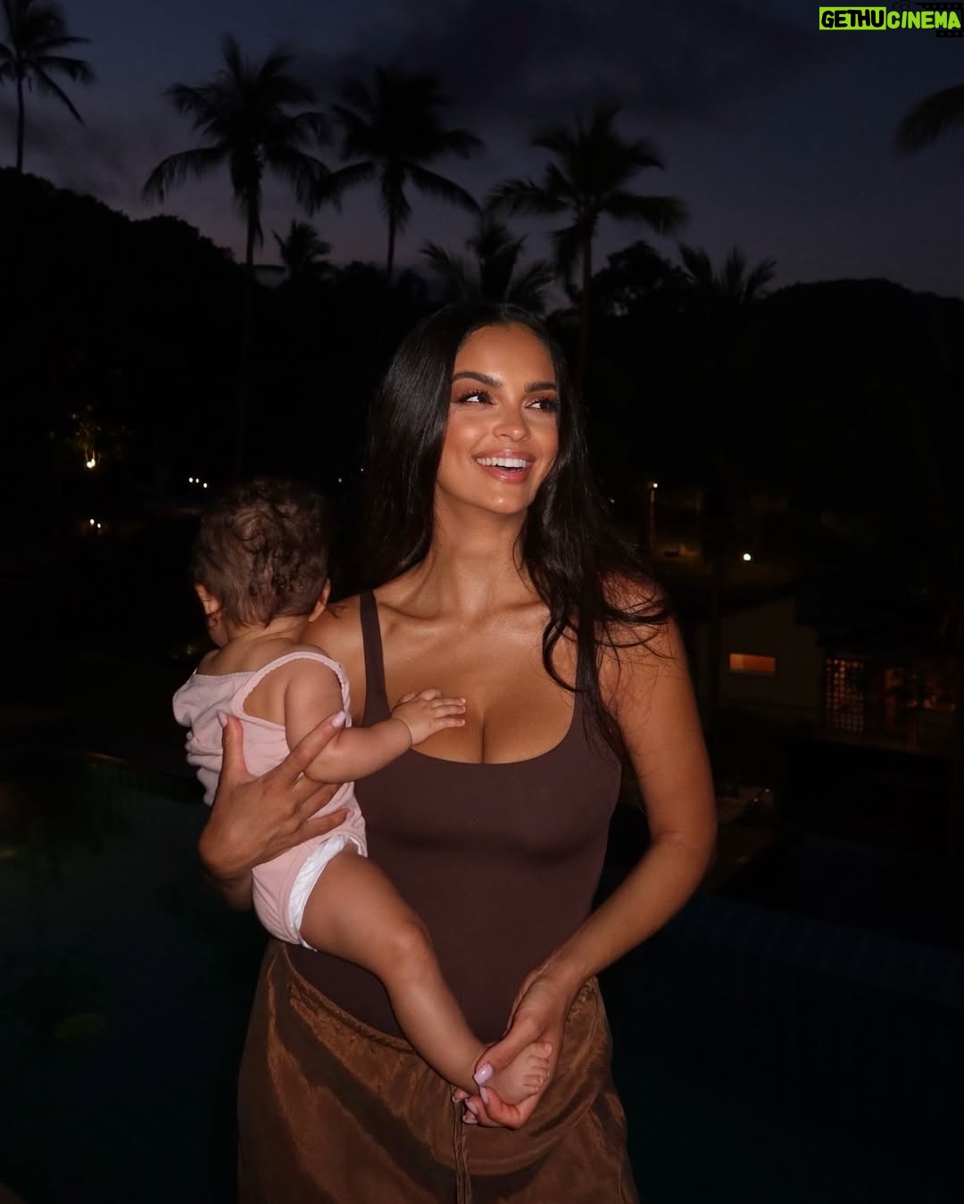 Klaudia El Dursi - 143.2K Likes - Dziewczyny meldują się całe i zdrowe z Tajskiej ziemi. Za nami 32h podróży i ani jednego płaczu. Moja mała dziewczynka jest najdzielniejszą, kochaną istotką i zarażała wszystkich uśmiechem. 
Plan na najbliższe 1,5 miesiąca? Jeść dużo mango sticky rice i nagrać dla Was 13 sezon Hotelu Paradise 🤍