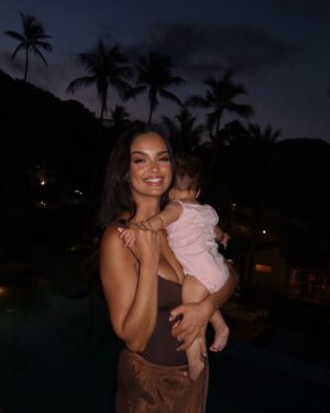 Klaudia El Dursi Instagram - Dziewczyny meldują się całe i zdrowe z Tajskiej ziemi. Za nami 32h podróży i ani jednego płaczu. Moja mała dziewczynka jest najdzielniejszą, kochaną istotką i zarażała wszystkich uśmiechem. 
Plan na najbliższe 1,5 miesiąca? Jeść dużo mango sticky rice i nagrać dla Was 13 sezon Hotelu Paradise 🤍
