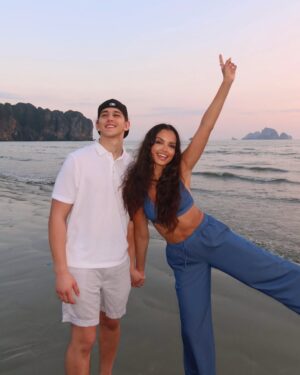 Klaudia El Dursi Instagram - Razem lepiej 🤍
To był długi, zdecydowanie zbyt długi miesiąc spędzony osobno. Czas nadrobić buziaczki, tulenia i długie rozmowy o wszystkim i niczym.
