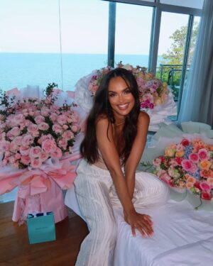 Klaudia El Dursi Instagram - Birthday Girl 🌸
Plan był taki żeby dzień minął cicho, niepostrzeżenie. Nie mało być tortów ani prezentów. Bliscy mieli jednak inne plany. DZIĘKUJĘ 🤍