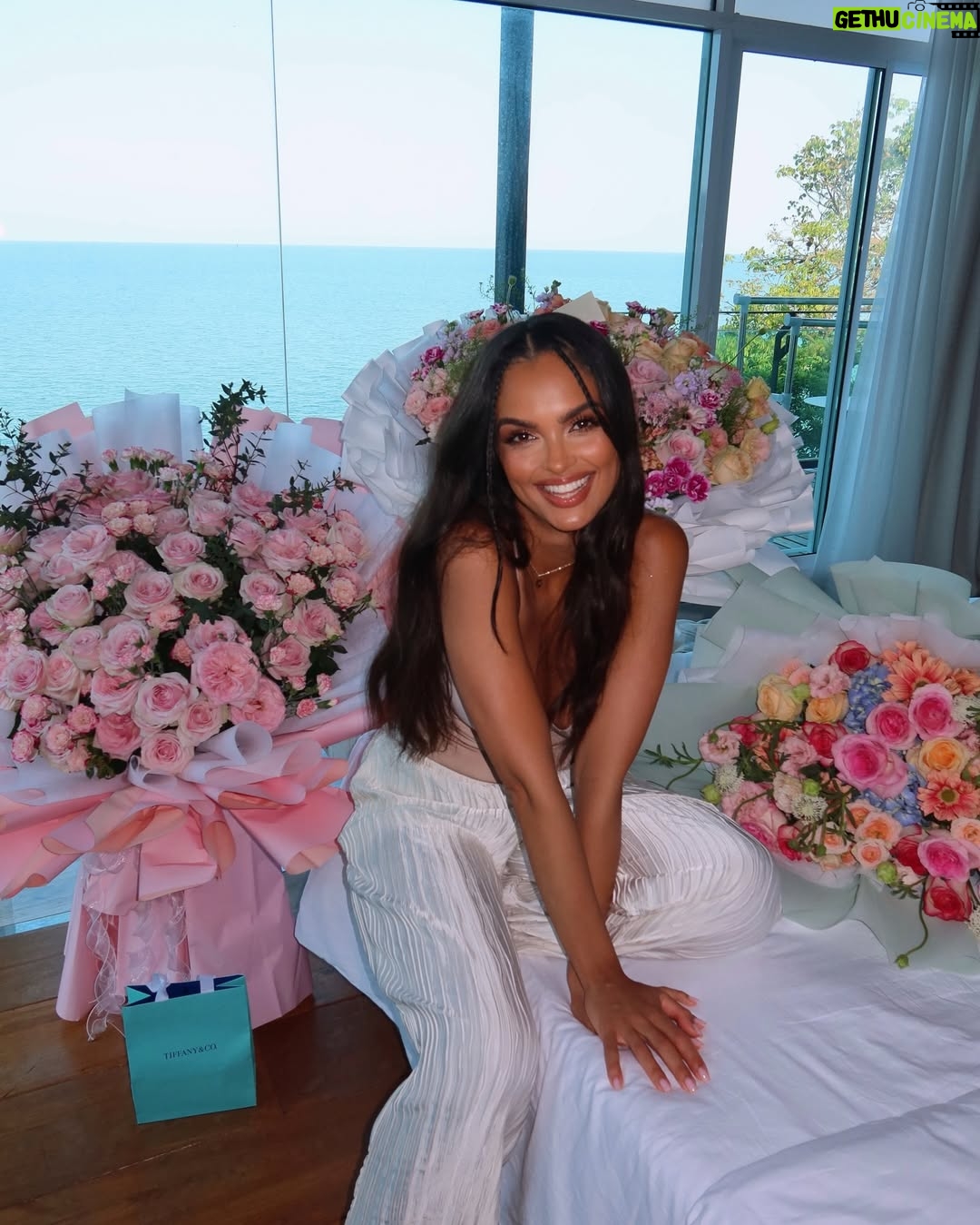 Klaudia El Dursi - 89.6K Likes - Birthday Girl 🌸
Plan był taki żeby dzień minął cicho, niepostrzeżenie. Nie mało być tortów ani prezentów. Bliscy mieli jednak inne plany. DZIĘKUJĘ 🤍