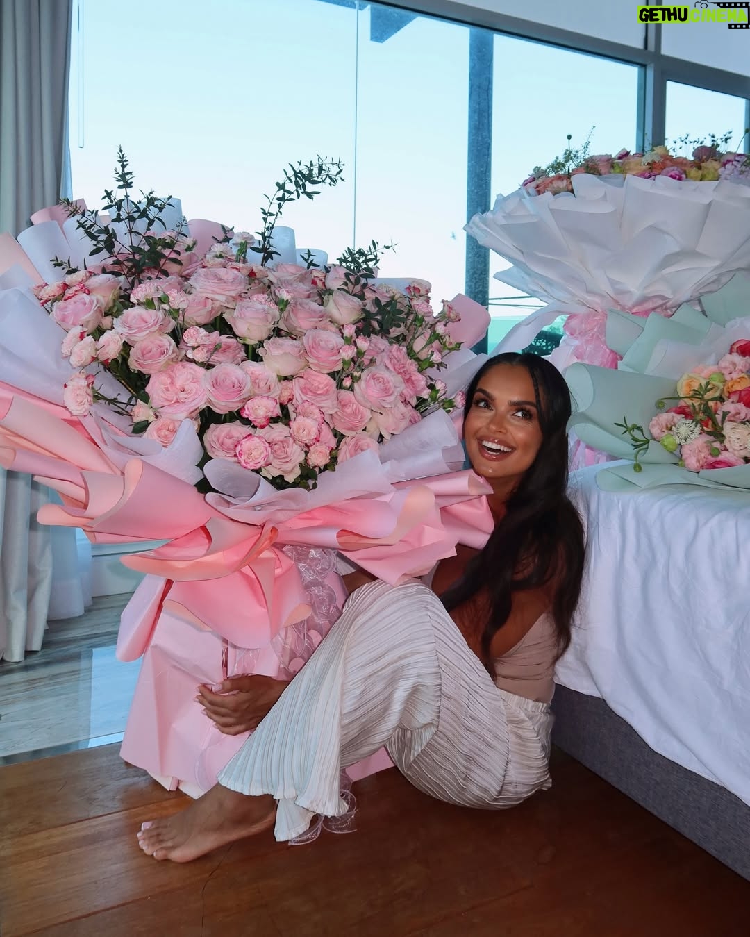 Klaudia El Dursi - 89.6K Likes - Birthday Girl 🌸
Plan był taki żeby dzień minął cicho, niepostrzeżenie. Nie mało być tortów ani prezentów. Bliscy mieli jednak inne plany. DZIĘKUJĘ 🤍