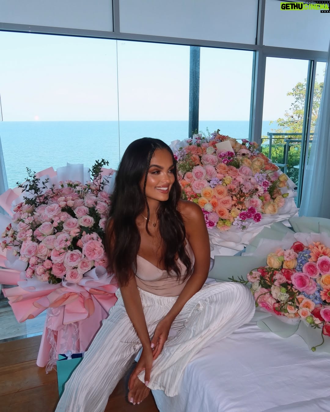 Klaudia El Dursi - 89.6K Likes - Birthday Girl 🌸
Plan był taki żeby dzień minął cicho, niepostrzeżenie. Nie mało być tortów ani prezentów. Bliscy mieli jednak inne plany. DZIĘKUJĘ 🤍