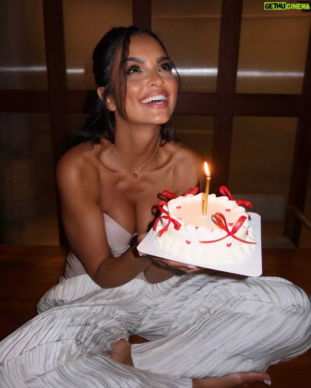 Klaudia El Dursi - 89.6K Likes - Birthday Girl 🌸
Plan był taki żeby dzień minął cicho, niepostrzeżenie. Nie mało być tortów ani prezentów. Bliscy mieli jednak inne plany. DZIĘKUJĘ 🤍