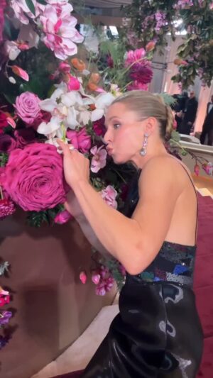 Kristen Bell Instagram - Only @realjeansmart understands. That’s why she’s our 👑

@marksgarden you have outdone yourself